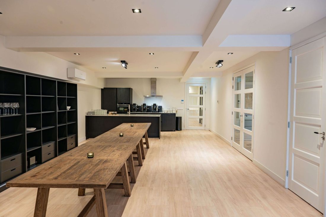 The lunch table and kitchen at The Schoolstraat